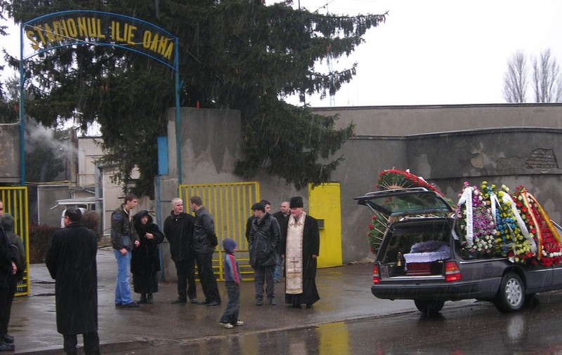 Foto | Fostul portar Mihai Ionescu a fost condus pe ultimul drum
