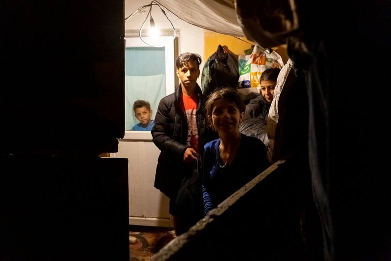 Familia din baracă a cerut, pe lângă alimente, şi ceva haine