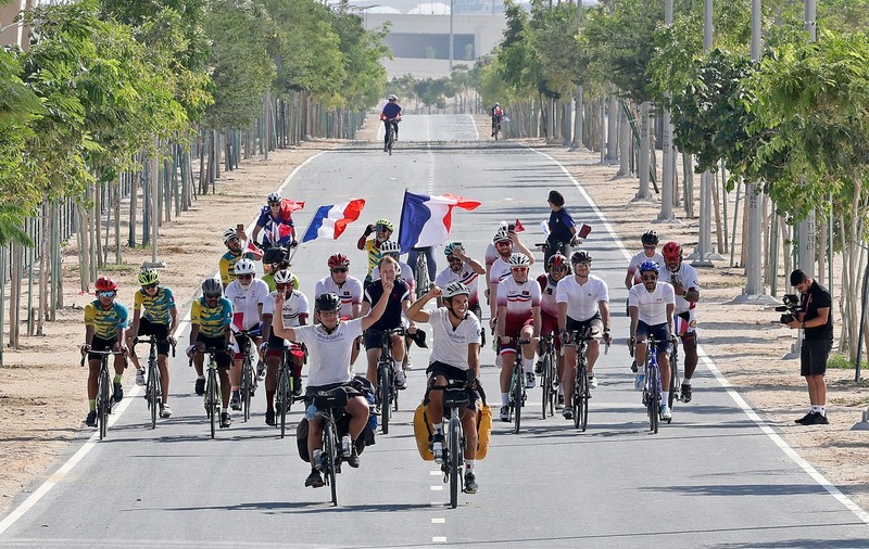 Doi suporteri francezi au călătorit 7.000 de kilometri cu bicicleta pentru a-și susține echipa la Cupa Mondială din Qatar