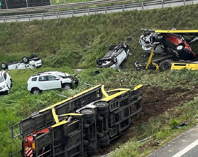 Dacii Duster împrăștiate pe câmp, la ieșirea de pe Autostrada Vestului, în Arad. Șoferul care le transporta pe platformă a murit la spital