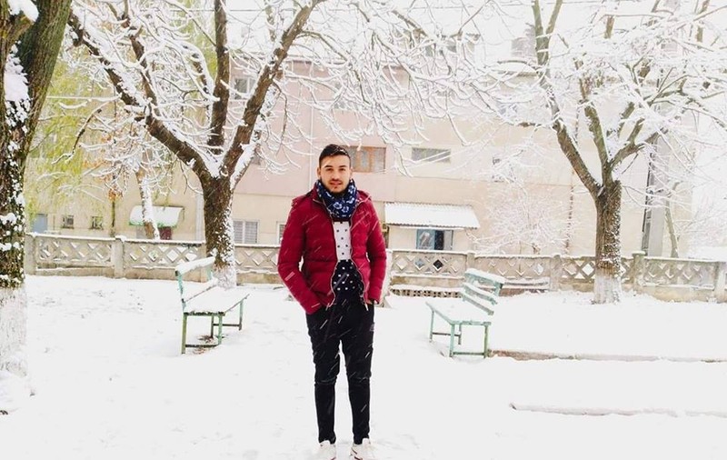 Agresorul elevului bătut și înjunghiat la școală este un adolescent de 17 ani. De la ce a pornit conflictul