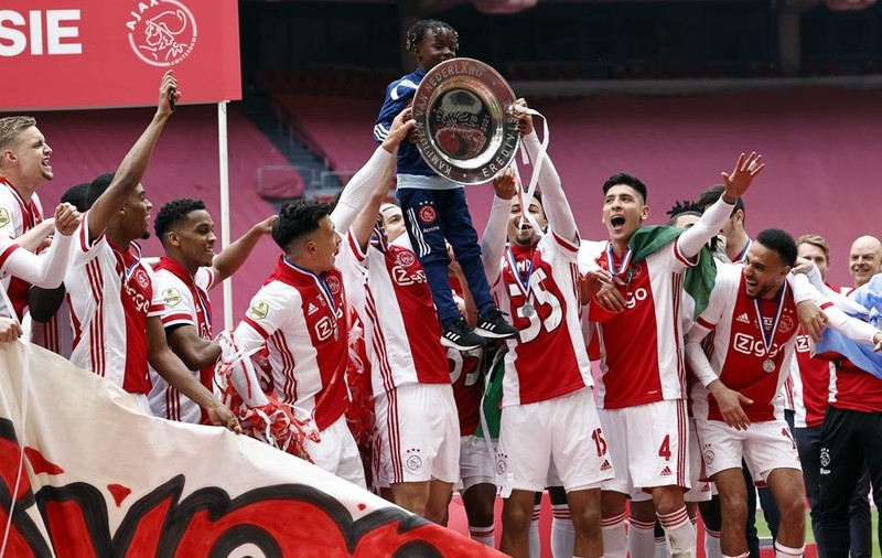 Ajax Amsterdam și-a topit trofeul de campioană a Olandei și îl trimite fanilor prin poștă