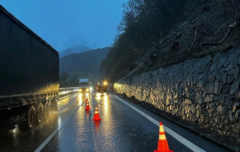 Căderi de pietre pe Valea Oltului. Trafic îngreunat și două maşini avariate