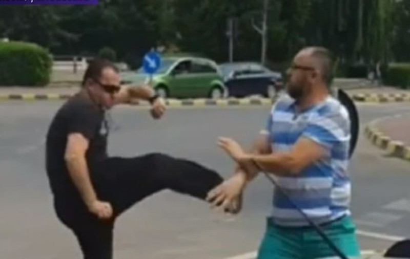 Doi șoferi s-au luat la bătaie într-o intersecție din Suceava. Unul dintre ei este polițist local