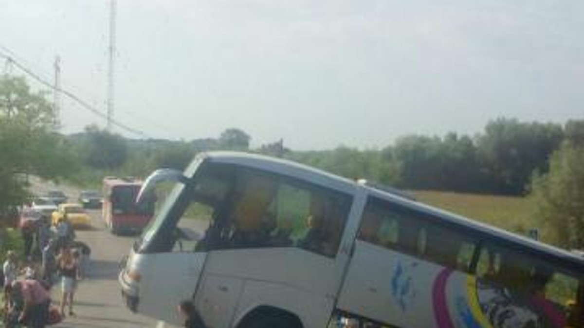 Autocar implicat într-un accident rutier, în județul Tulcea