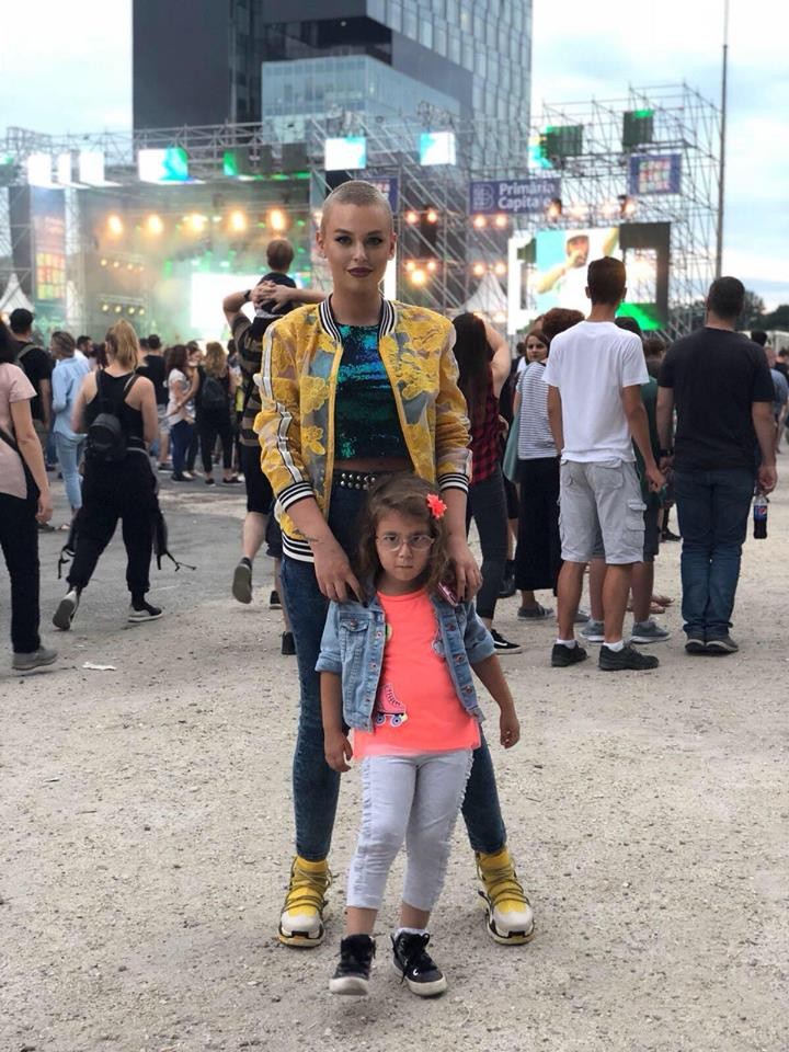 Misha, alături de fiica ei și a lui Connect-R, Maya
