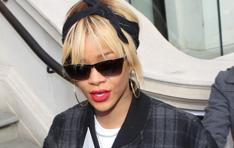 Excentricităţi de vedetă! Rihanna a dat luxul limuzinei pe o plimbare cu metroul