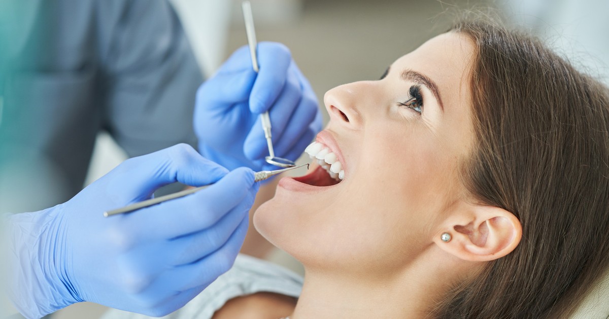 Clinica Dr Dehelean - femeie aflata la control stomatologic