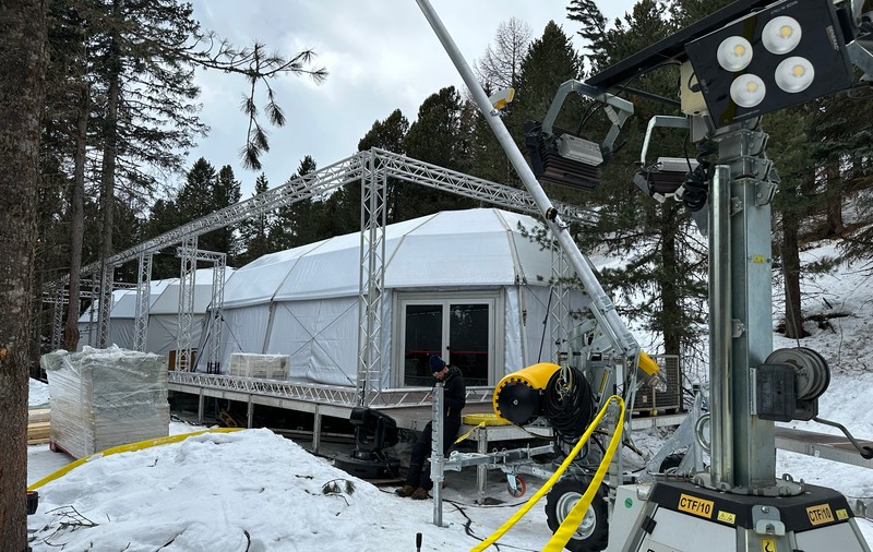 Prezentare de modă exclusivistă în mijlocul unei păduri, la St. Moritz. Organizațiile de mediu se tem că vor fi tăiați copacii. Cine este organizatorul