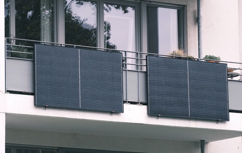Un nou fenomen ia amploare în Europa: oamenii își pun panouri solare pe balcon. Sursă foto: Profimedia Images