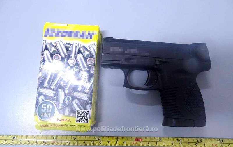 Pistol cu gaze, descoperit la un șofer turc în Vama Giurgiu. Motivul pentru care îl ascundea în cabina camionului său
