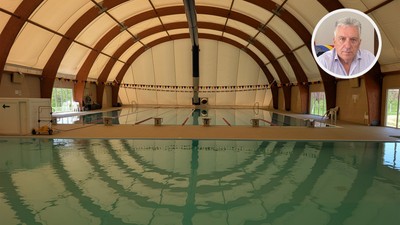 Bazinul de înot din Curtea de Argeș riscă să fie închis definitiv din cauza birocrației autorităților locale. Primăria refuză să aloce câteva mii de lei pentru o soluție simplă