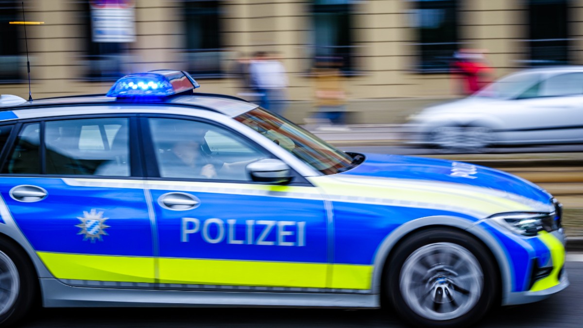 O mașină de poliție în mers, în Munchen, Germania.