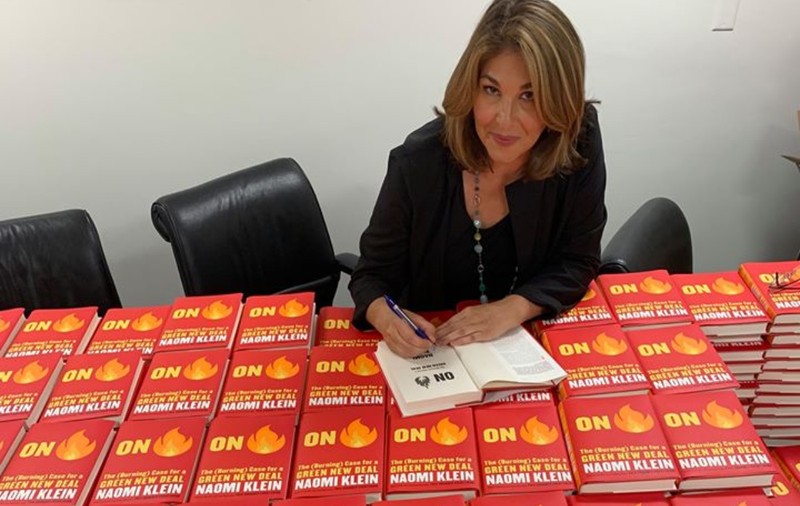 Naomi Klein, autoarea cărții “Doctrina șocului”, în dialog cu Greta Thunberg: „Trebuie să fim atenți la ce fac guvernele în perioada asta. De exemplu, dacă adoptă legi care favorizează corporațiile în detrimentul populației”