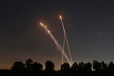 Rachetele sistemului Iron Dome sunt menite să distrugă rachetele lansate de palestinieni Foto: EPA