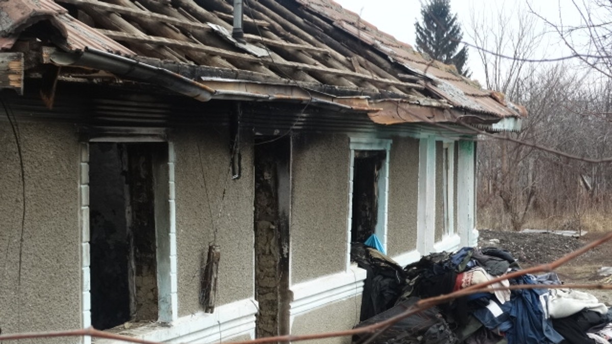 O femeie din Buzău a incendiat casa în care dormeau beți soțul și cumnatul ei. Criminala a fost arestată
