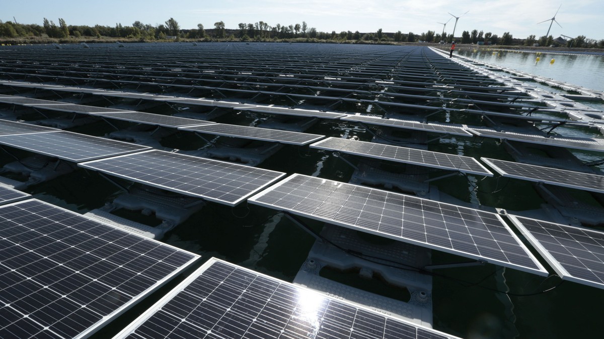 Prima fermă solară plutitoare din Europa