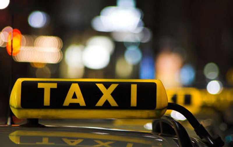 UN TAXI, implicat într-un ACCIDENT în Bucureşti. Şoferul şi pasagerii AU AJUNS LA SPITAL