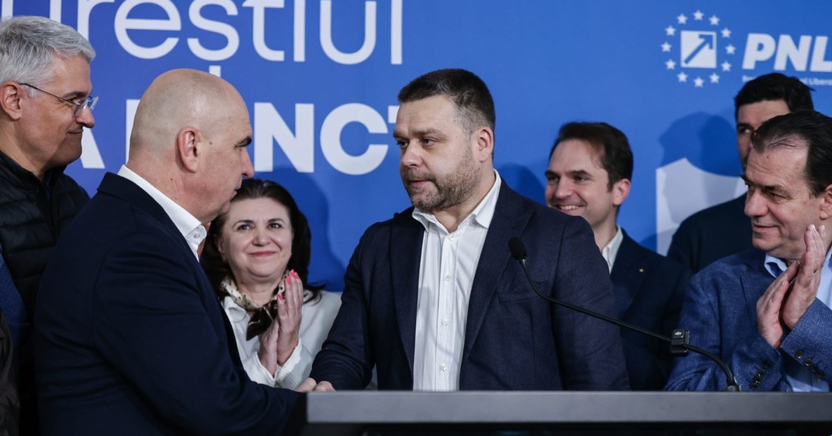 Ciprian Ciucu, alături de premierul Ilie Bolojan, după ce a fost desemnat câștigător la alegerile pentru Primăria Capitalei în sondajele de la ieșirea de la urne