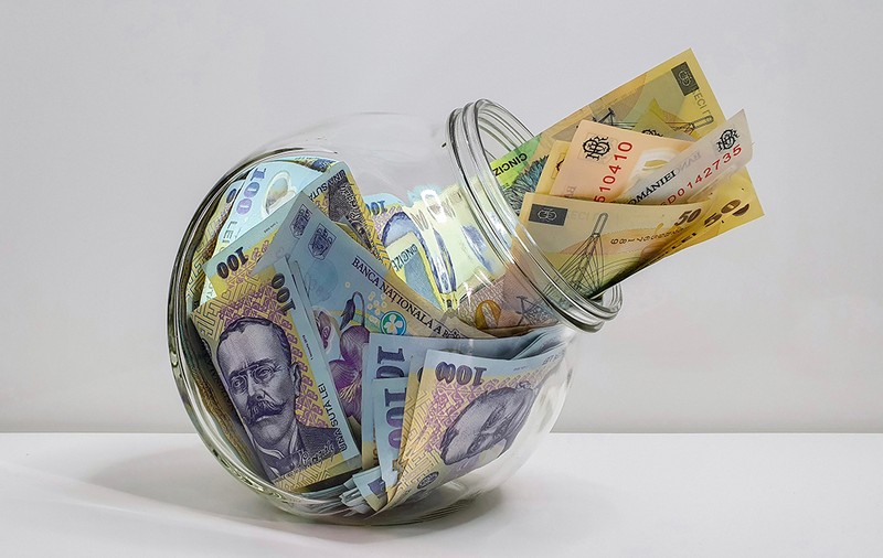 Are rost să ții banii „la saltea”? Cum se împacă reflexele strămoșești cu metodele de economisire moderne