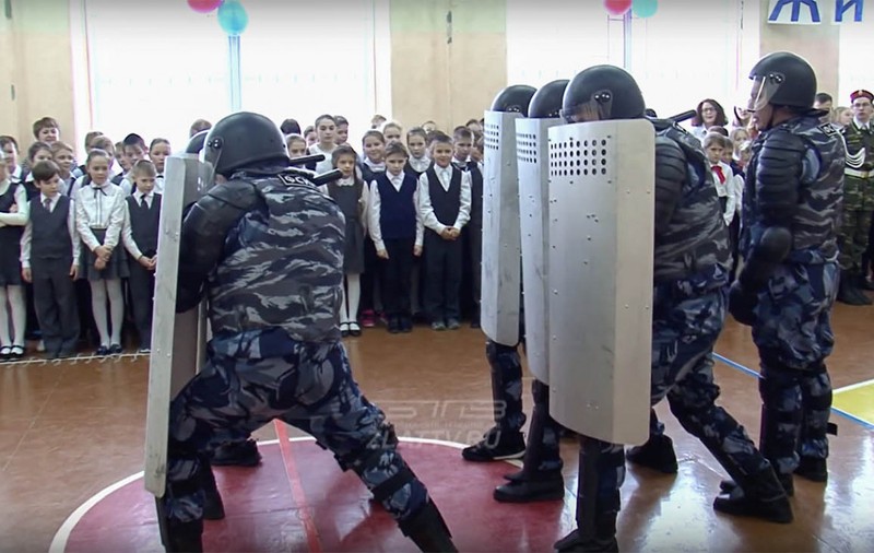 VIDEO | Mascații din Rusia, demonstrație de forță în fața unor elevi de gimnaziu