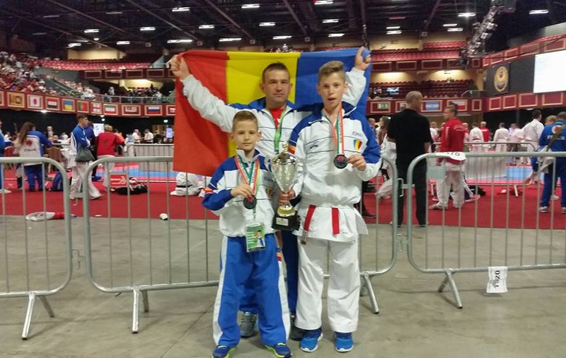 Karate. Povestea familiei Meseșan. Tatăl Liviu a cheltuit 2.800 de euro, ca să-și vadă fiii campioni! Adrian și Alexandru au dat de pământ cu americanii!