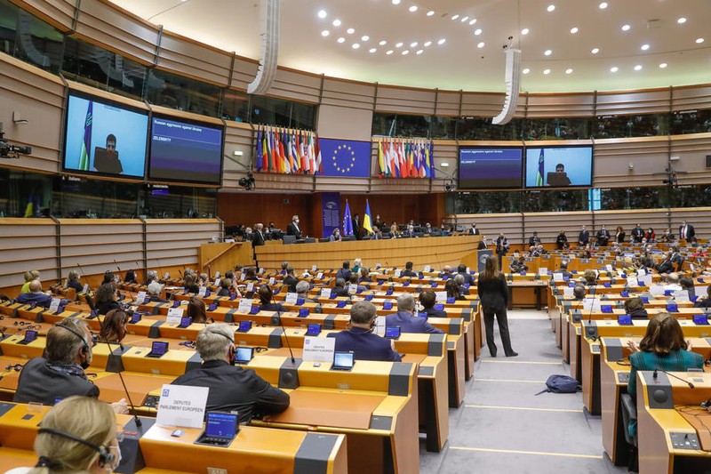 Europarlamentarii, urmărind discursul lui Zelenski Foto: EPA