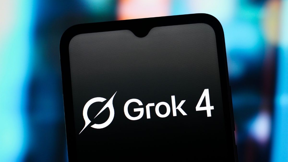 logo-ul inteligenței artificiale Grok 4 afișat pe ecranul unui telefon mobil cu un fundal difuz albastru