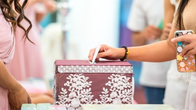 Cât se dă dar la nuntă în 2026: evenimentele au devenit tot mai restrânse și apropiații ajung să ofere chiar și 3.500 de lei