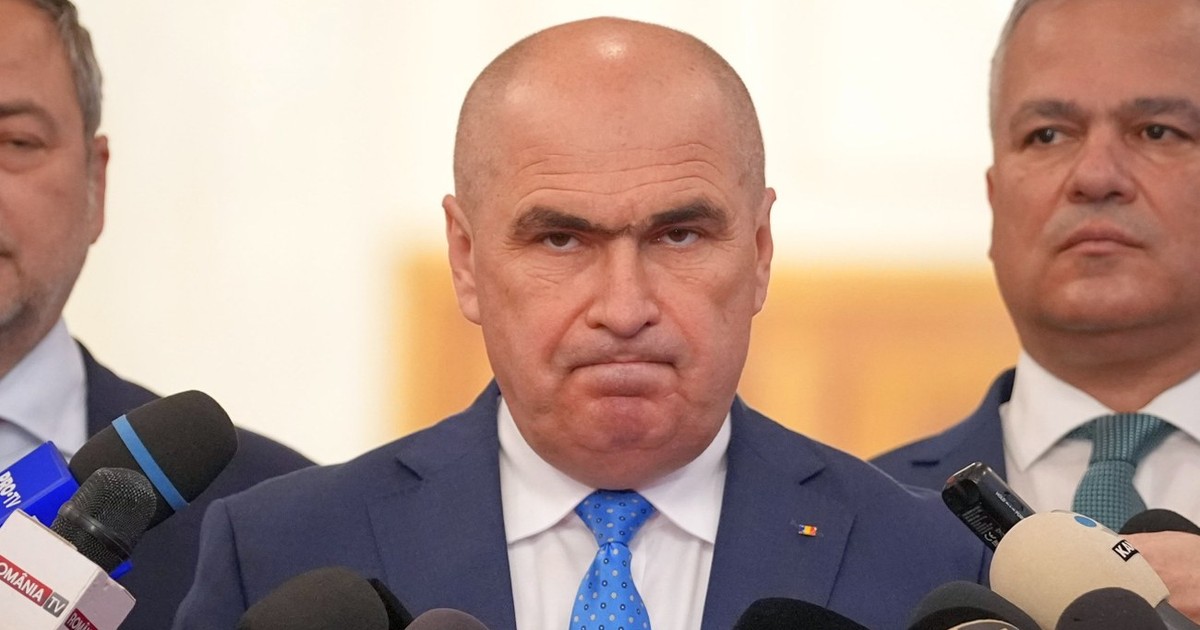 Ilie Bolojan privește fix în camera foto, cu buzele strânse, având o atitudine necruțătoare