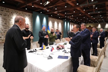 Președintele Turciei salută delegațiile rusă (partea dreapta) și ucraineană (partea stângă) înainte de negocierile de la Palatul Dolmabahce din Istanbul | Foto: EPA
