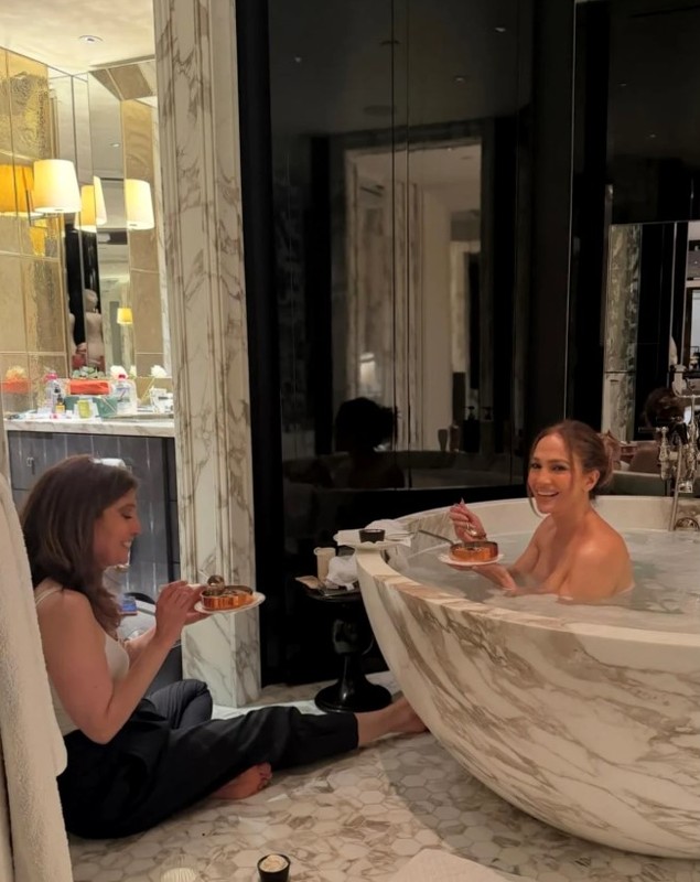 Jennifer Lopez, fotografiată goală în cadă. Imaginile care au atras atenția fanilor artistei