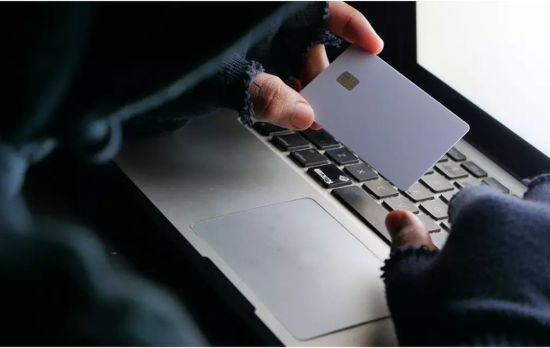 Fraude online prin folosirea identității unor firme de curierat. Recomandările autorităților pentru a nu pica în plasa escrocilor