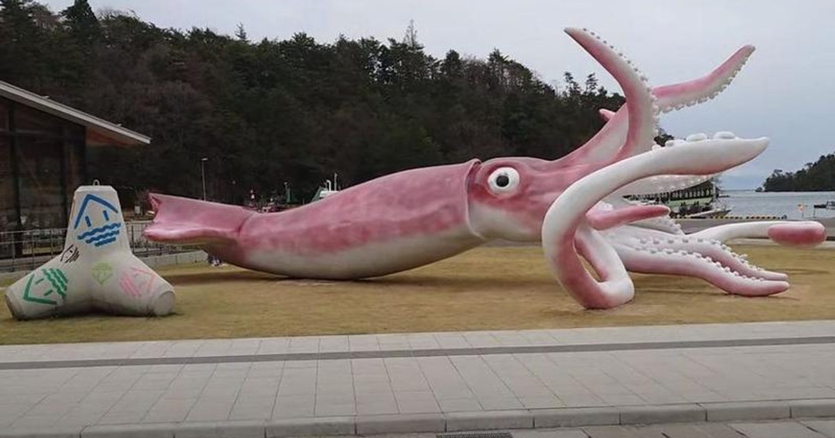 O statuie cu un calmar uriaș a fost ridicată în Japonia cu banii de ajutor împotriva COVID-19