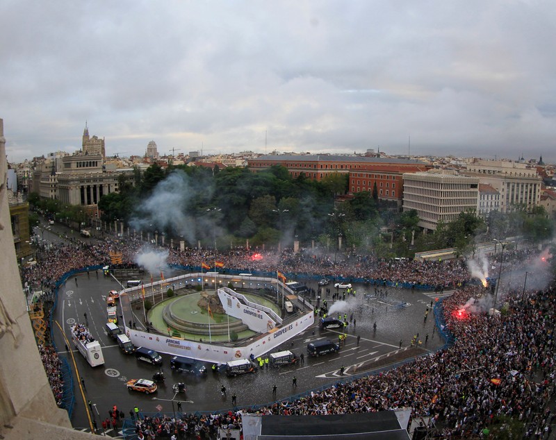30.000 de oameni i-au așteptat o noapte întreagă pe campionii de la Real în Piața Cibeles| GALERIE FOTO&VIDEO