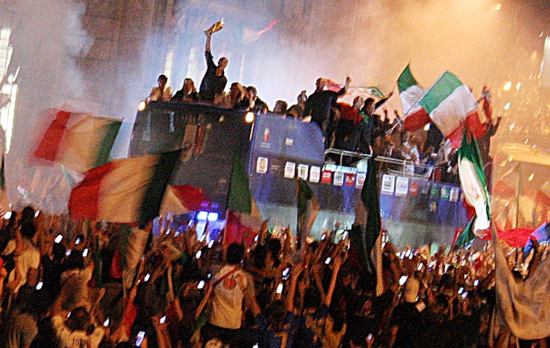 Finala Cupei Mondiale 2006 a fost transmisă la TV în Italia, pentru a ridica moralul oamenilor. Efectul a fost uluitor