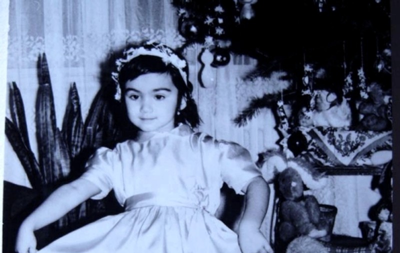 O prinţesă de fetiţă! Uite cum arăta ADRIANA BAHMUŢEANU, CÂND ERA MICĂ | FOTO