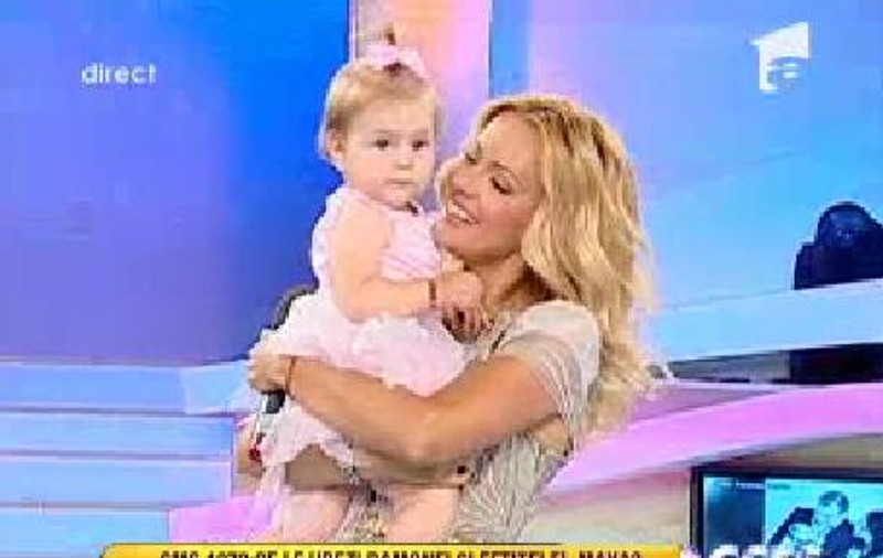 Nu-i stă rău deloc! Uite-o pe Simona Gherghe cu un BEBE în brațe! FOTO