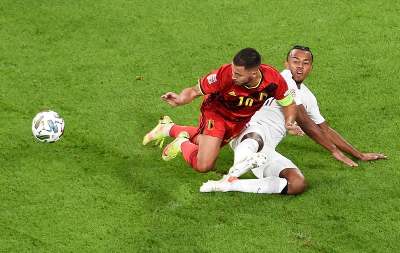 Un suporter a fost jefuit pe stadion de tricoul primit de la fotbalistul francez Jules Kounde