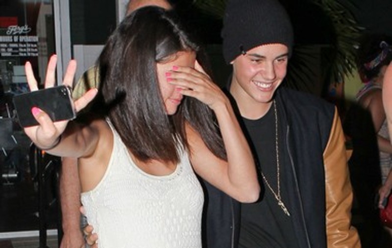 Copiii minune ai planetei au luat-o razna. Justin Bieber şi Selena Gomez, surprinşi ameţiţi bine! FOTO