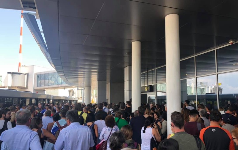 Blocaj la Aeroportul Otopeni după ce zona de control a fost reconfigurată. Pasagerii au aşteptat până la două ore să intre în ţară