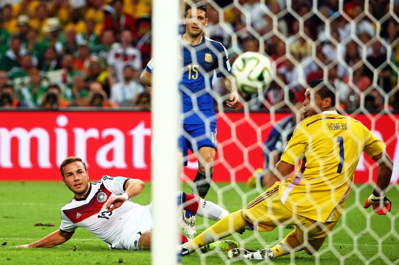 epaselect epa04314782 Germany's Mario Goetze (L) scores the 1-0 past Argentina's goalkeeper Sergio Romero (R) during the FIFA World Cup 2014 final between Germany and Argentina at the Estadio do Maracana in Rio de Janeiro, Brazil, 13 July 2014. (RESTRICTIONS APPLY: Editorial Use Only, not used in association with any commercial entity - Images must not be used in any form of alert service or push service of any kind including via mobile alert services, downloads to mobile devices or MMS messaging - Images must appear as still images and must not emulate match action video footage - No alteration is made to, and no text or image is superimposed over, any published image which: (a) intentionally obscures or removes a sponsor identification image; or (b) adds or overlays the commercial identification of any third party which is not officially associated with the FIFA World Cup) EPA/DIEGO AZUBEL EDITORIAL USE ONLY