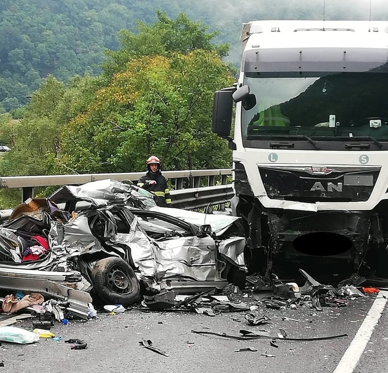 Mașina în care se afla cuplul a fost distrusă complet Foto: Tribuna