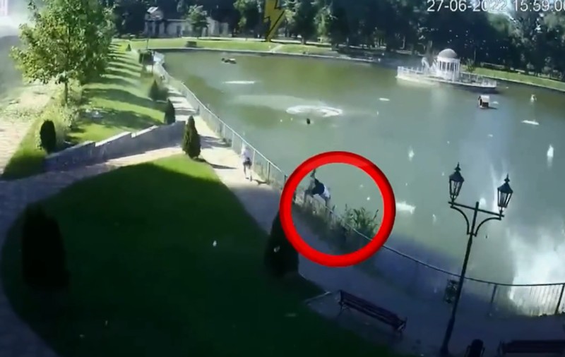 Momentul în care un tânăr ucrainean s-a salvat de bombele de la Kremenciuk sărind într-un lac, filmat de camerele de supraveghere