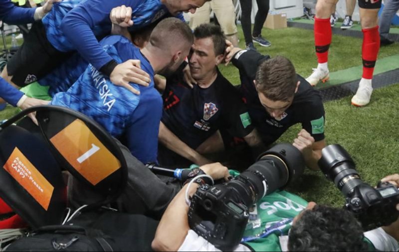 Mario Mandzukic a dărâmat un fotograf, la bucuria de la golul de 2-1