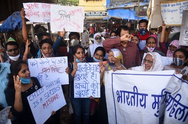 Miting împotriva căsătoriilor între minori și a violenței împotriva femeilor, în Mumbai | Foto: Profimedia