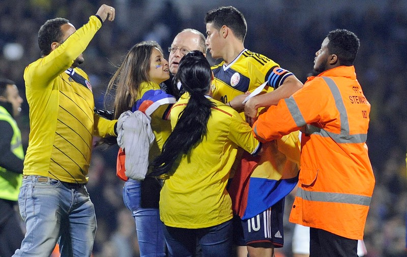 VIDEO / James Rodriguez, asaltat de fani. Cum a scăpat columbianul din mulţime 