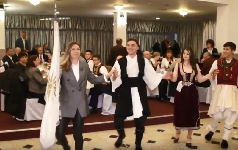 VIDEO | Simona Halep a dansat cu aromânii din Călărași! I-au dat și un steag cu o cruce în vârf