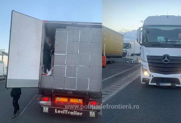 Migranții erau ascunși în TIR-ul cu polistiren | Foto: Poliția de Frontieră