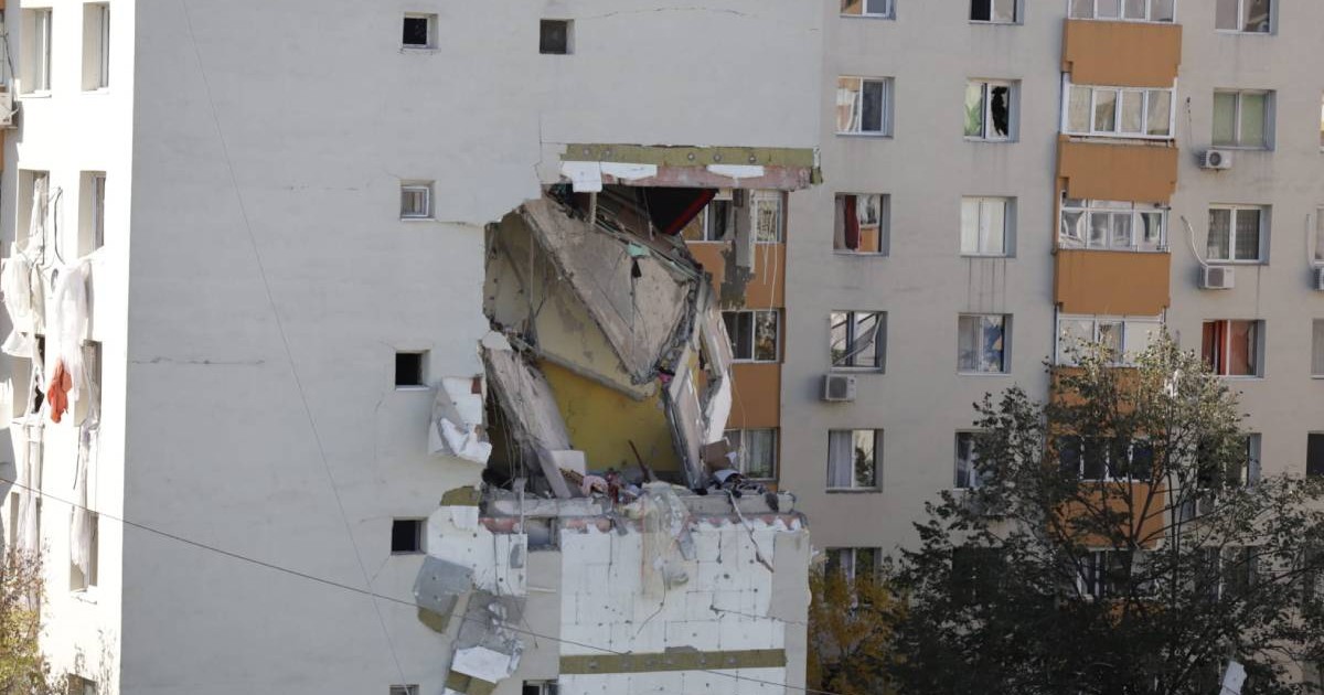 Blocul în care s-a produs explozia din Sectorul 5 a fost distrus, se vede cum în imobil a rămas o gaură deschisă unde s-au prăbușit pereții apartamentului